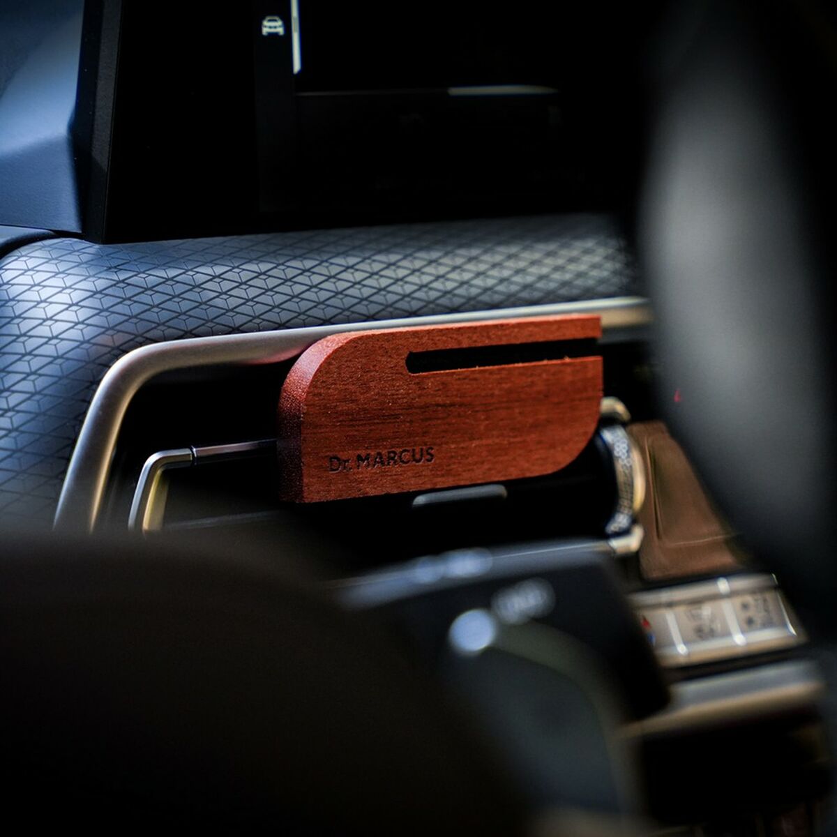 Auto Lufterfrischer Dr Marcus Legend Wild Fusion Holz Parfüm - Car Schutz